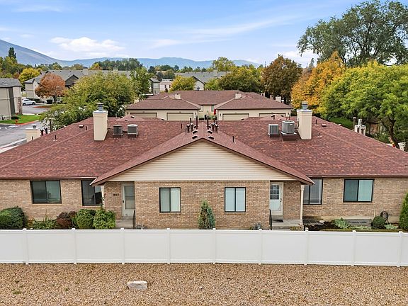 3rd image of 809 E Golden Field Way