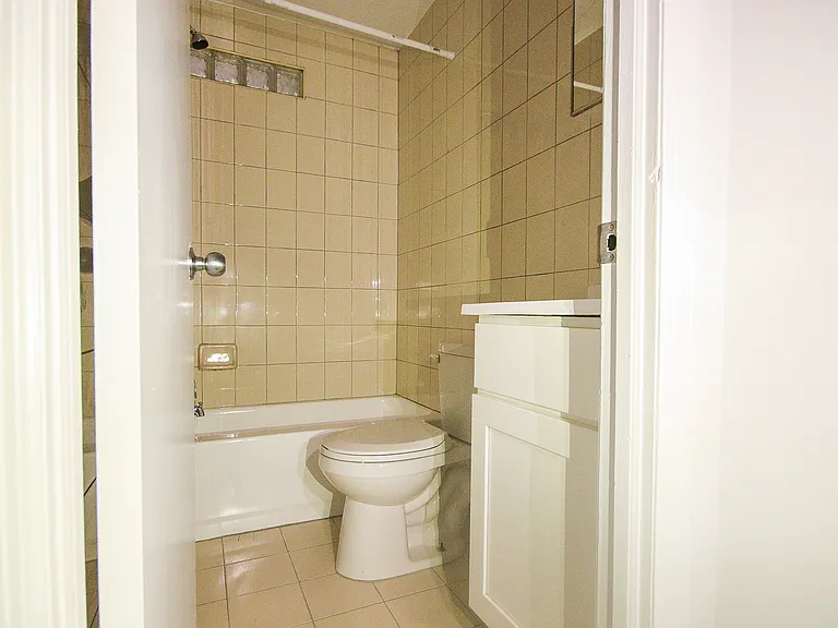 622 E 11th St #3 — Photo 10