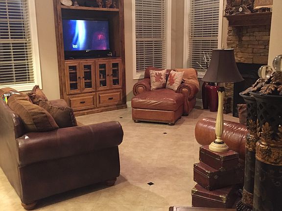 3rd image of 1535 Oakridge Dr