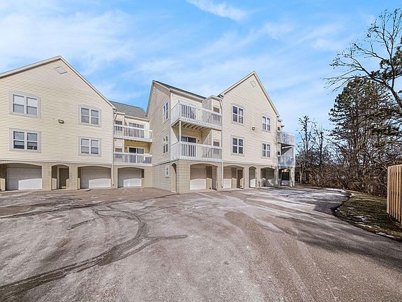 3rd image of 2201 S Huron Pkwy APT 2