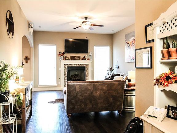 3rd image of 2401 Hope Ln