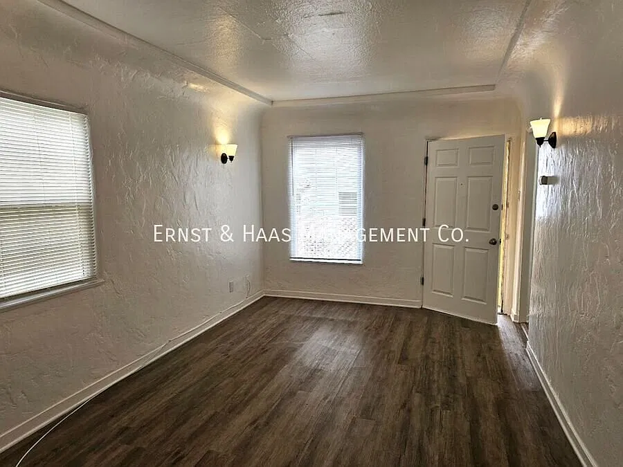 Charming Belmont Heights Cottage with Garage and Yard! — Photo 4