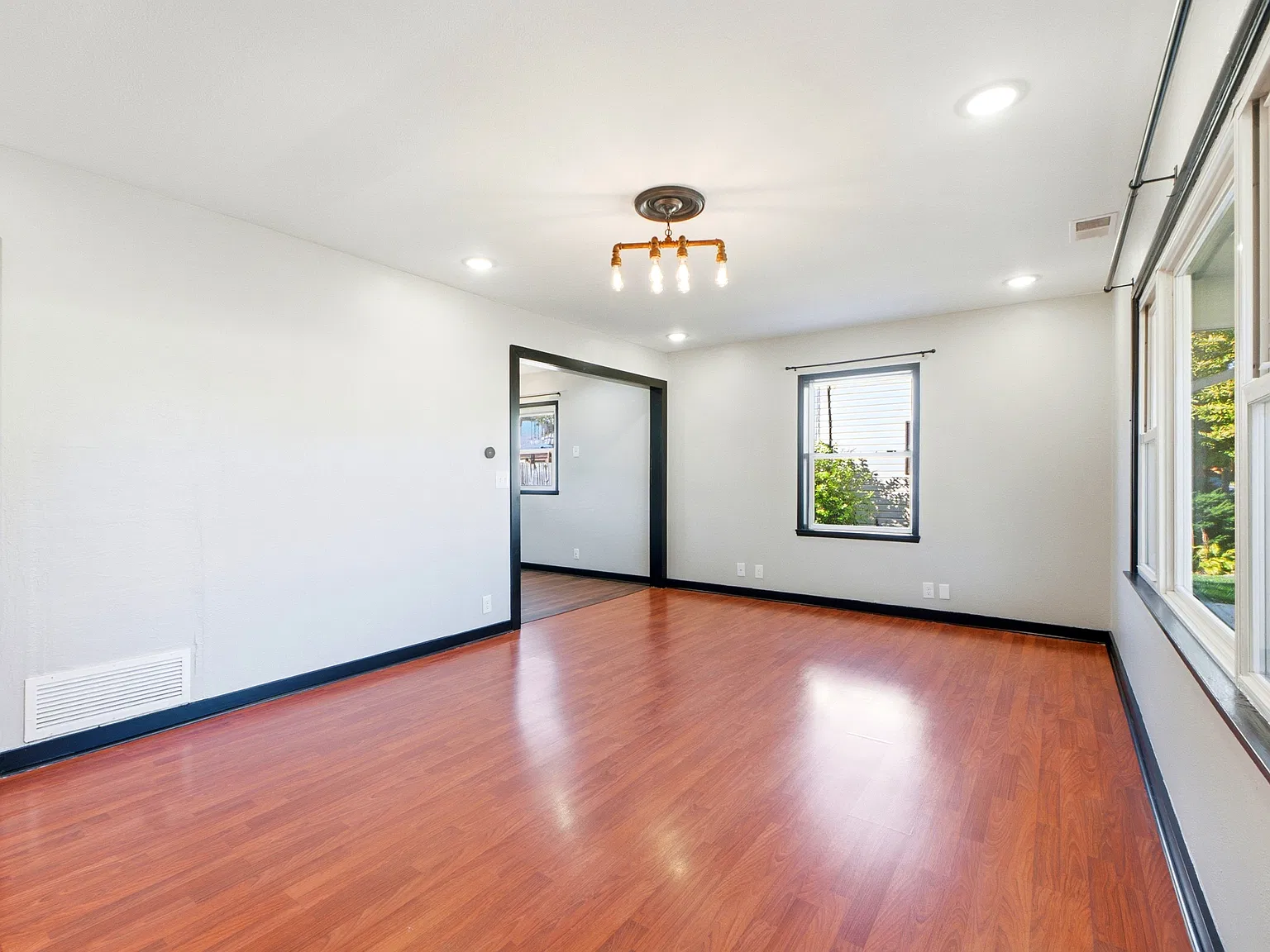 3 bed, 950 sqft, $1,600 — Photo 3
