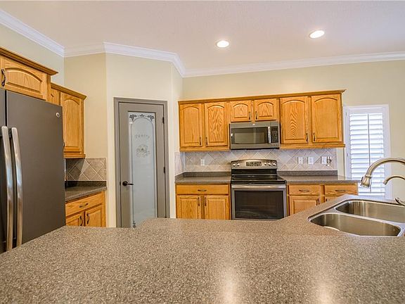 5th image of 12627 Chenwood Ave