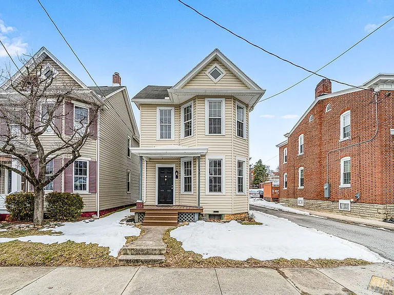 136 N Potomac St — Photo 1