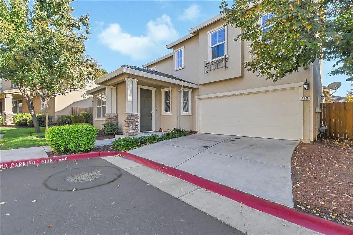 969 Courtyards Loop photo 1