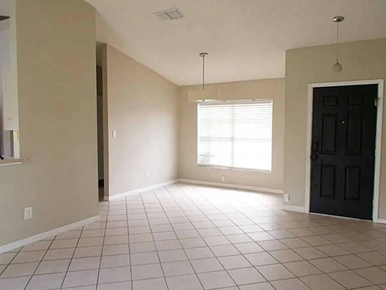 15640 Kensington Trl — Photo 2