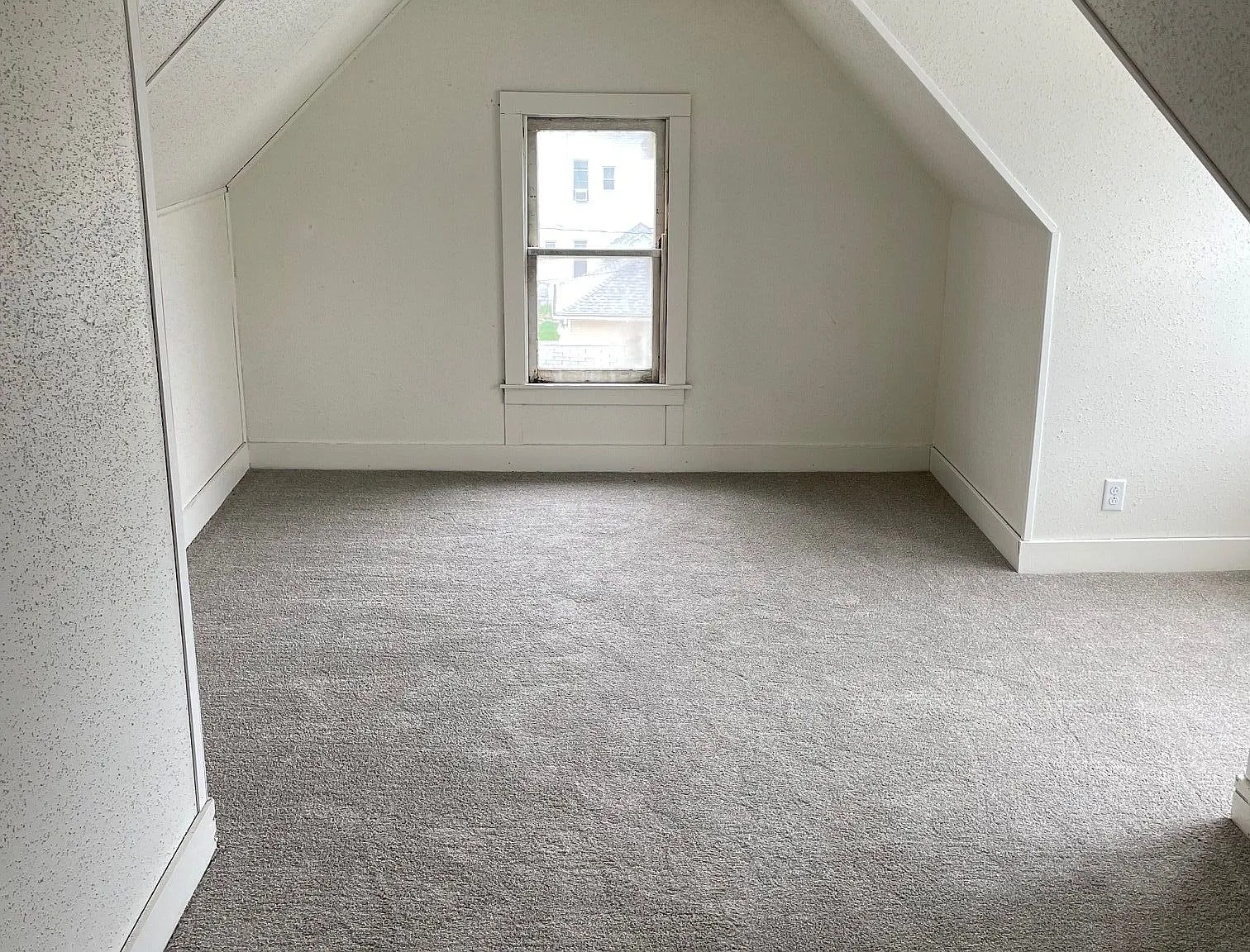 3 bed, 1.0 bath, 1000 sqft, $1,200 — Photo 2