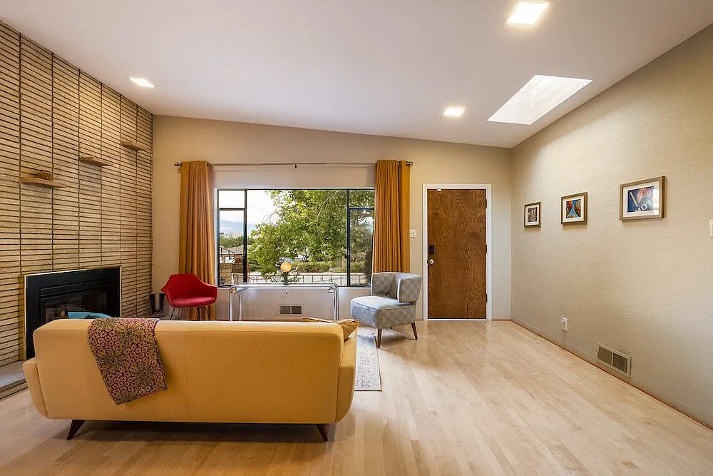 305 Aliso DR SE - 305 Aliso DR SE — Photo 3