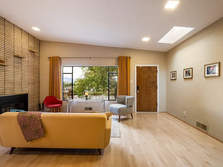 305 Aliso Dr SE — Photo 3