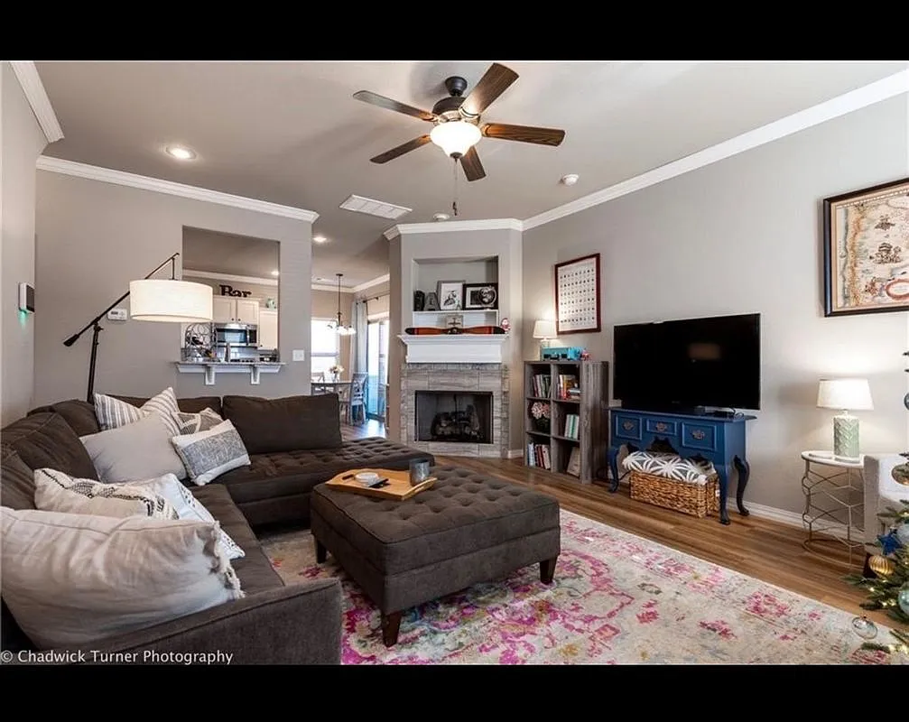 3 bed, 2.0 bath, 1656 sqft, $2,000 — Photo 2