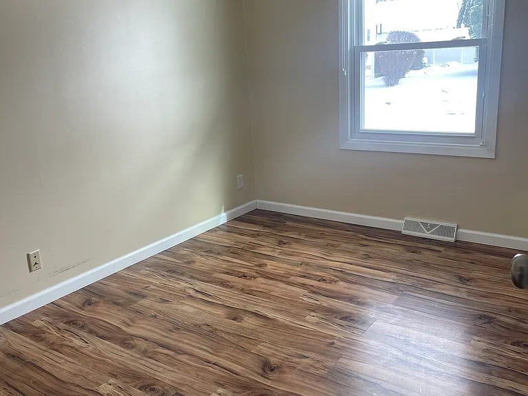 221 Bucyrus Ave — Photo 8