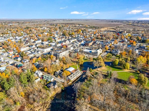 5 B Lewis St, Perth, ON K7H 1M6