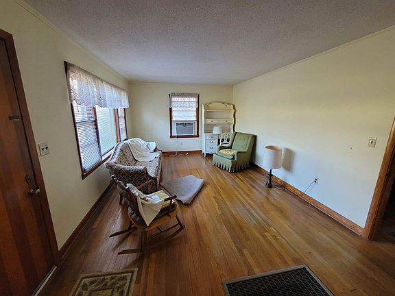 4th image of 804 W Forest Ave