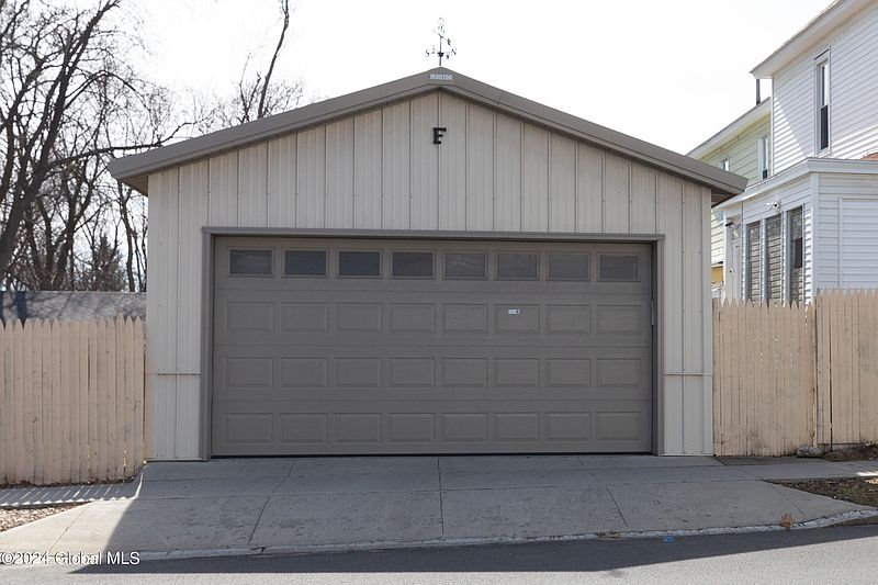 3rd image of 838 Bedford Road