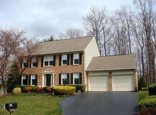 8305 Crosspointe Dr, Fairfax Station, VA 22039