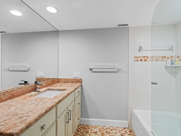 2435 Presidential Way #G — Photo 27