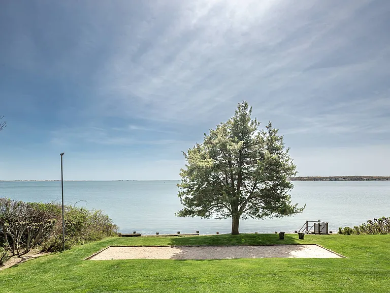 6 Peconic Rd — Photo 2