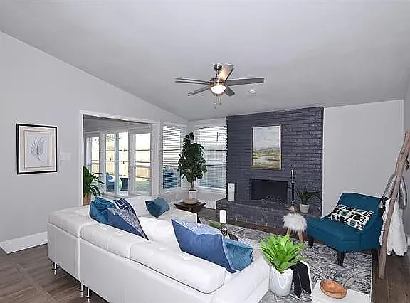3 bed, 1273 sqft, $2,400 — Photo 3