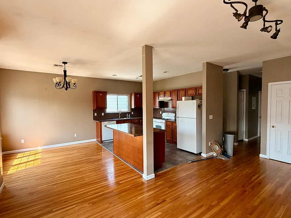 75 Sumner Ave #2