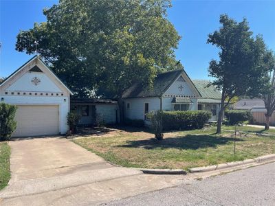 605 Orchard St, Bowie, TX, 76230