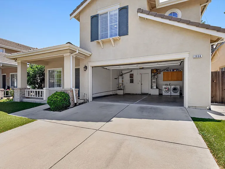 2056 Olivia Ct — Photo 35
