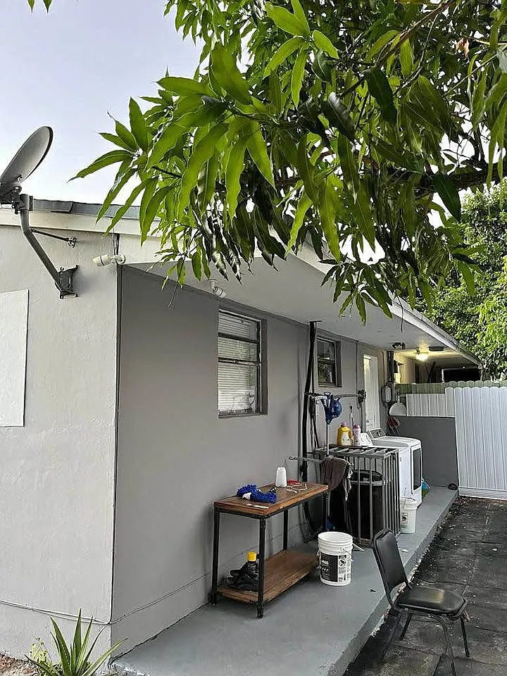 Charming 2-Bed Single-Family Home in Miami with Washer Dryer — Photo 2