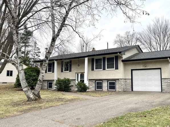 2787 Fernwood St, Roseville, MN 55113