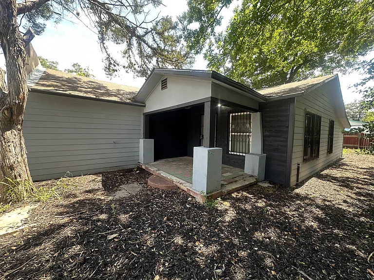 902 S San Eduardo Ave — Photo 1