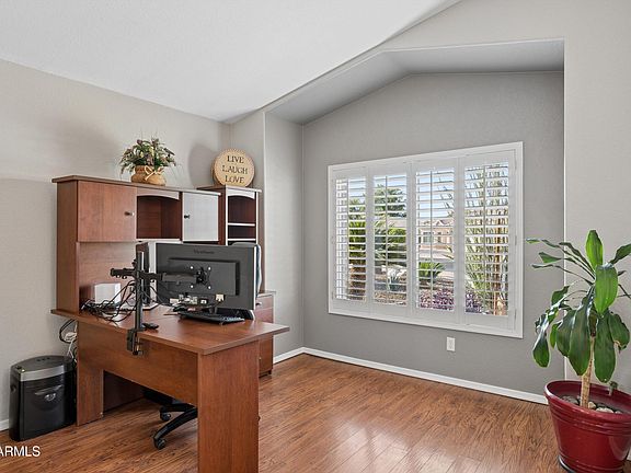4th image of 701 W BAYLOR Lane