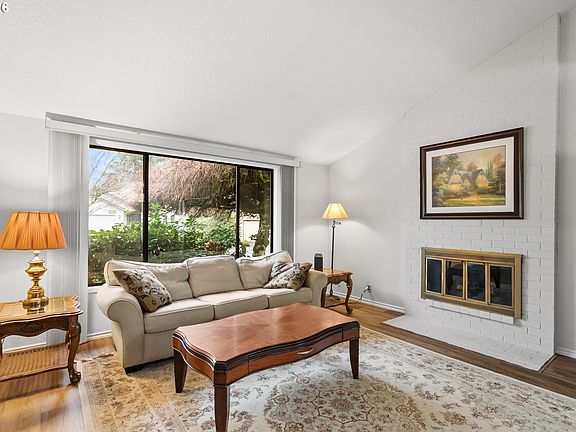 4th image of 2318 SE Balboa Dr