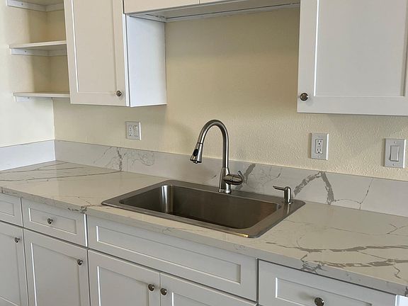 5th image of 3825 Centre St Unit 21