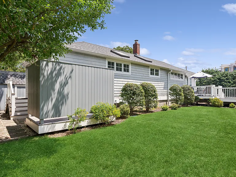 33 Bay Ave — Photo 17