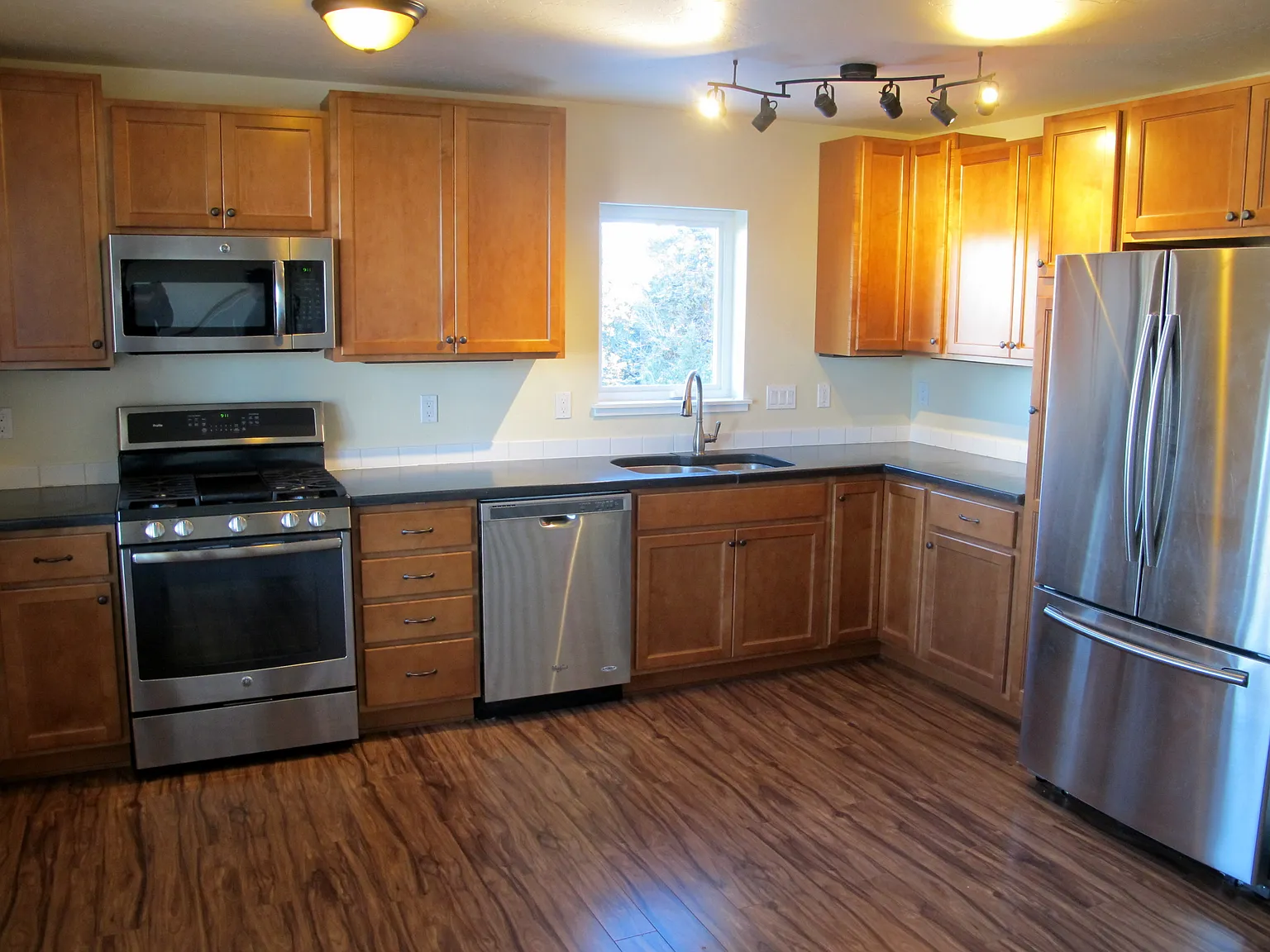 3 bed, 1400 sqft, $2,500 — Photo 4
