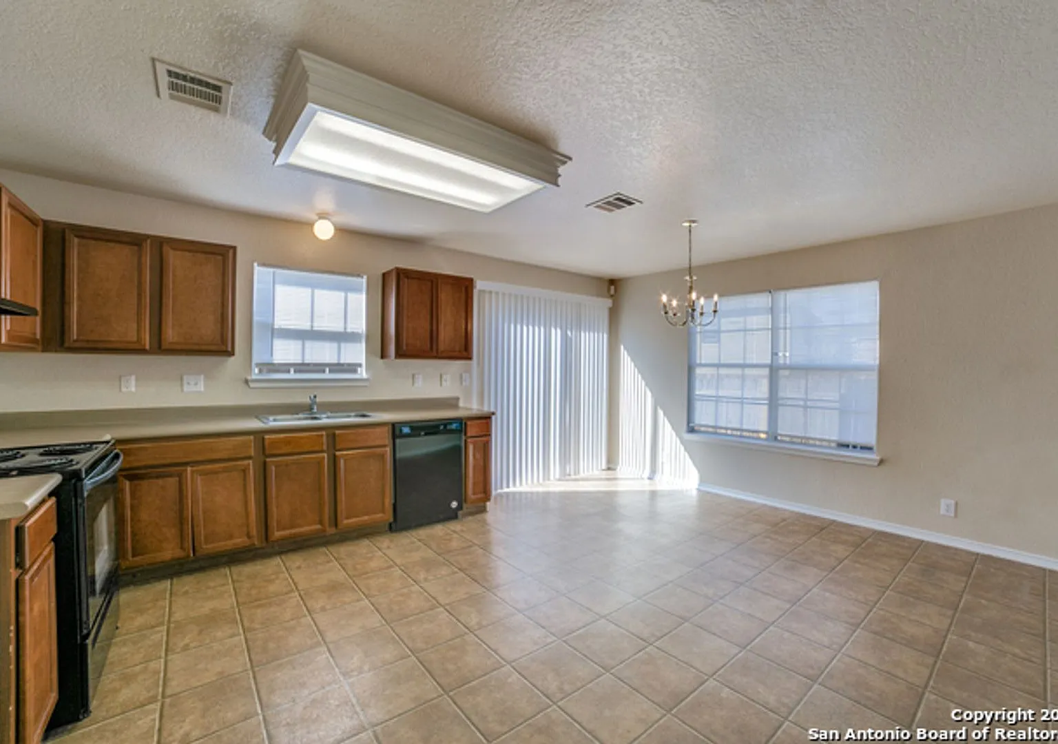 3 Bedroom 2.5 Bath Sagewood Subdivision — Photo 4
