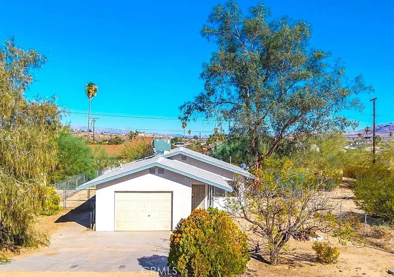 2 bdr , 1 bath, fenced back yard. — Photo 1