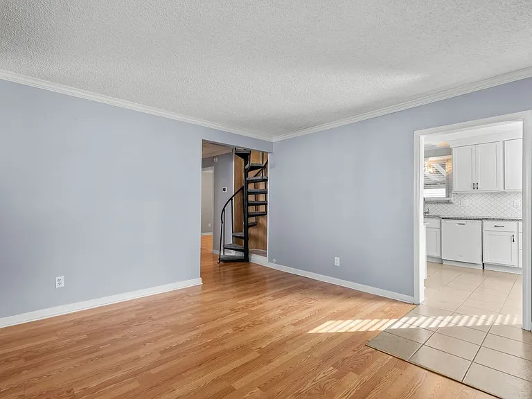 2215 Rowland Ave — Photo 11