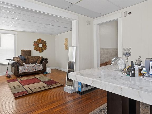 5th image of 88 Gardiner Ave