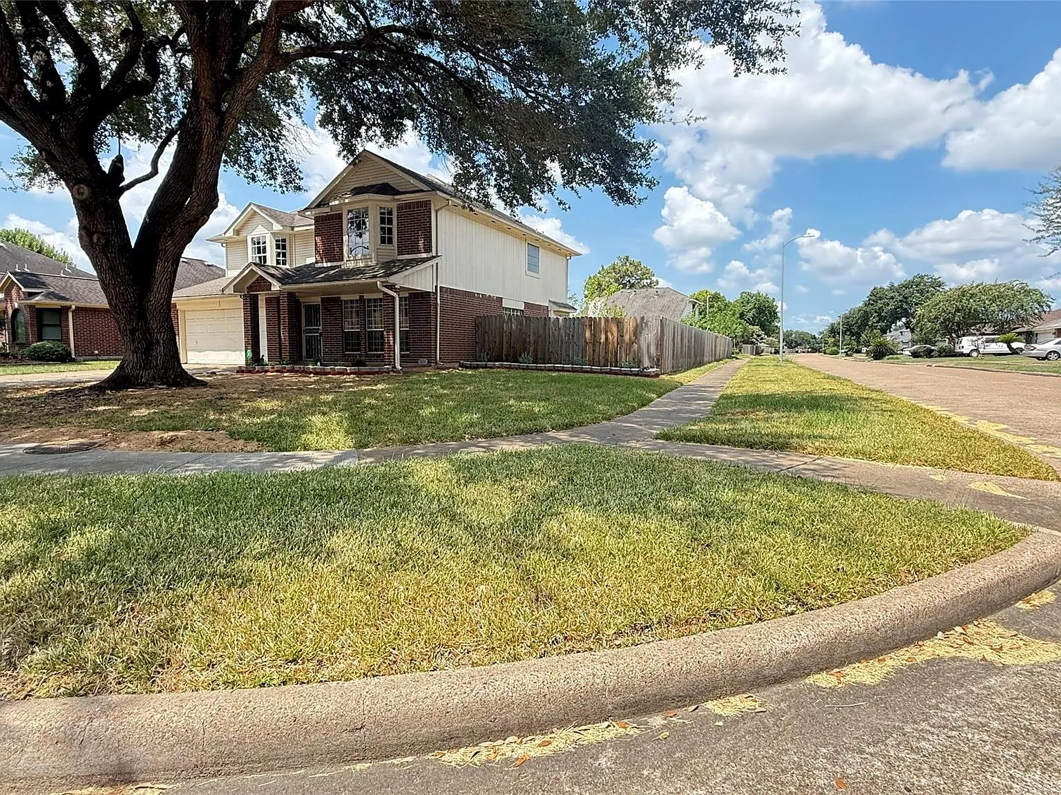 4 bed, 2.5 bath, 2277 sqft, $2,200 — Photo 2