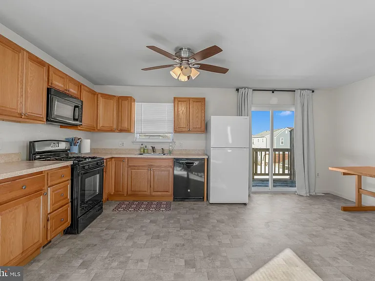413 Beach Ave W #B — Photo 23