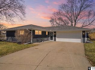 762 W Lakeshore Dr, Lincoln, NE 68528