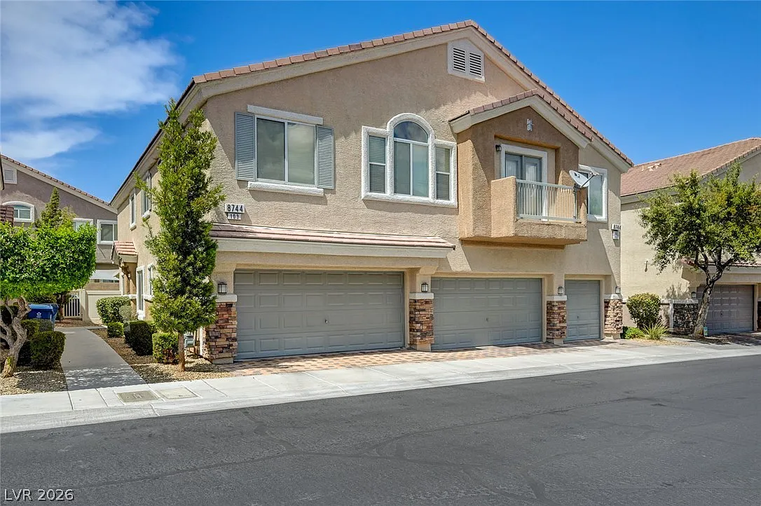 3 bed, 2.5 bath, 1332 sqft, $1,850 — Photo 2