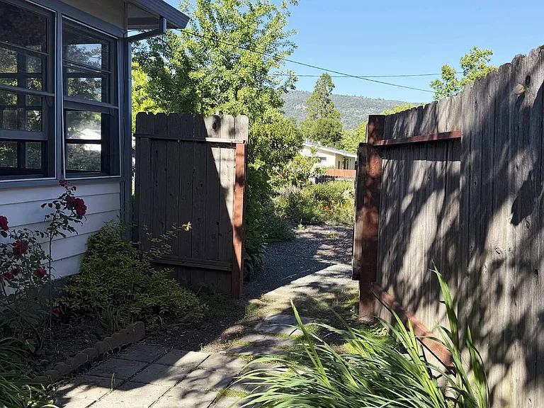 887 Lorna Dr — Photo 19