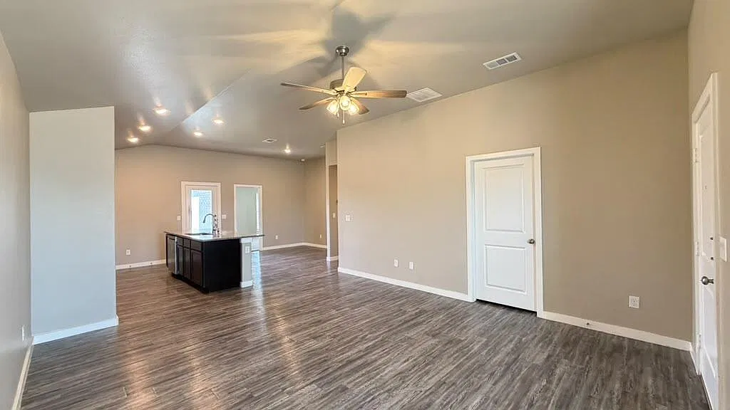 3 bed, 2.0 bath, 1270 sqft, $2,300 — Photo 4