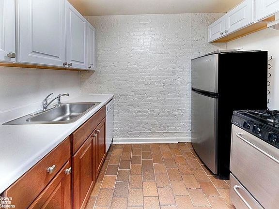 4th image of 220 E 18th St APT 4