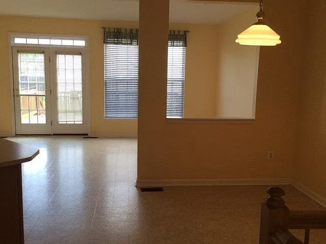 3 bed, 2.5 bath, 2700 sqft, $3,300 — Photo 2