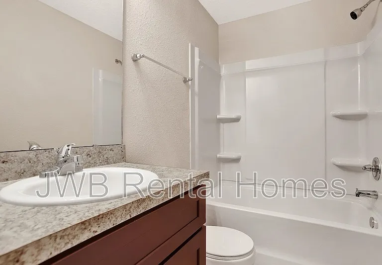 8008 W Railroad Ave — Photo 11