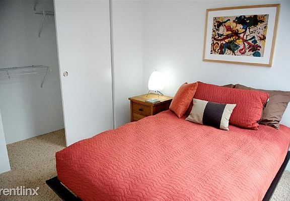 5th image of 240 E Illinois St #652
