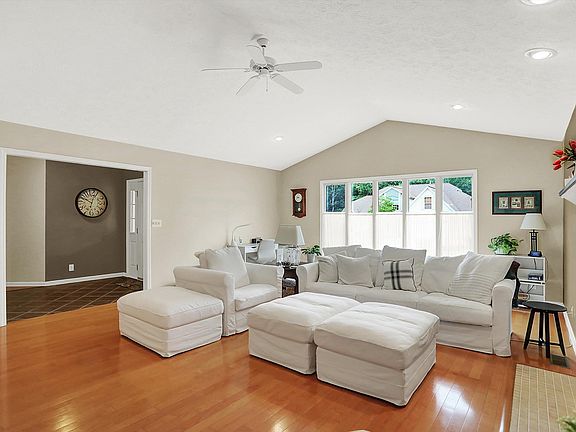 4th image of 325 Plateau Dr