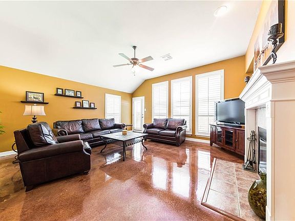 2nd image of 2916 Plantation Dr